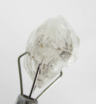 Bra Pris Äkta Oslipad Diamant Kvarts 6,98 carat Naturlig Kristall med Actinolit från Afganistan Köp Nu!
