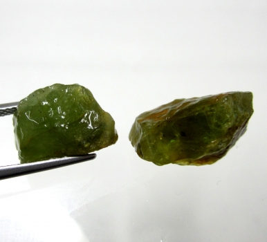 Parti 2 st Bra Pris Rå Oslipad Fin Oliv Grön Peridot 20,52 carat Naturlig Kristall Transparent-Translucent från Pakistan Köp Nu!
