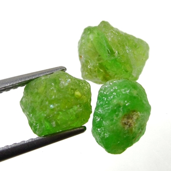 Bra Pris Parti 3 st Mycket Sällsynt Intensiv Grön Tsavorit Granat 8,93 carat Naturlig Kristall Topp Kvalitet från Tanzania Köp Nu!