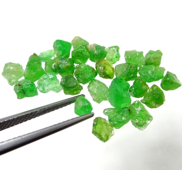 Bra Pris Parti 30 st Mycket Sällsynt Intensiv Grön Tsavorit Granat 14,66 carat Naturlig Kristall Topp Kvalitet från Tanzania Köp Nu!