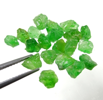 Bra Pris Parti 19 st Mycket Sällsynt Intensiv Grön Tsavorit Granat 12,16 carat Naturlig Kristall Topp Kvalitet från Tanzania Köp Nu!