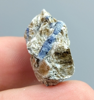 Bra Pris Mycket Fin Specimen Tvåfärgad Safir 28,19 carat Naturliga Mindre Kristaller i Glimmer Matrix från Kashmir Pakistan Köp Nu!