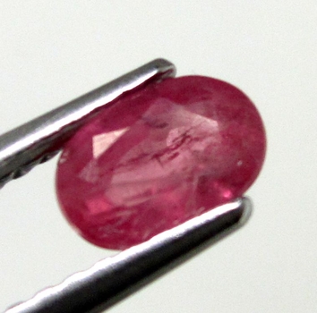 Bra Pris Mycket Fin Rosaaktigt Röd - Purpur Röd Rubin 0,73 carat Oval Slipad Fin Lyster & Prisvärd Kvalitet från Madagaskar Köp Nu!