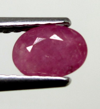 Bra Pris Mycket Fin Rosaaktigt Röd - Purpur Röd Rubin 0,49 carat Oval Slipad Fin Lyster & Prisvärd Kvalitet från Madagaskar Köp Nu!