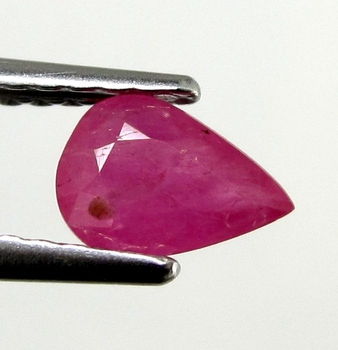 Bra Pris Mycket Fin Rosaaktigt Röd - Purpur Röd Rubin 0,46 carat Dropp Slipad Fin Lyster & Prisvärd Kvalitet från Madagaskar Köp Nu!