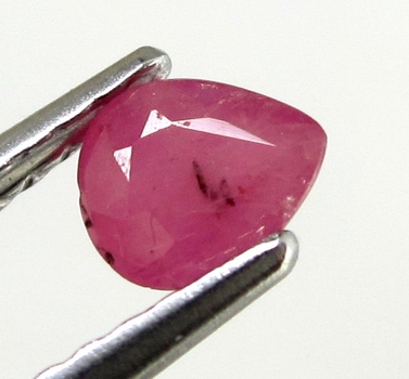 Bra Pris Mycket Fin Rosaaktigt Röd - Purpur Röd Rubin 0,40 carat Dropp Slipad Fin Lyster & Prisvärd Kvalitet från Madagaskar Köp Nu!