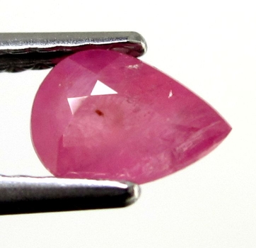 Bra Pris Mycket Fin Rosaaktigt Röd - Purpur Röd Rubin 0,66 carat Dropp Slipad Fin Lyster & Prisvärd Kvalitet från Madagaskar Köp Nu!