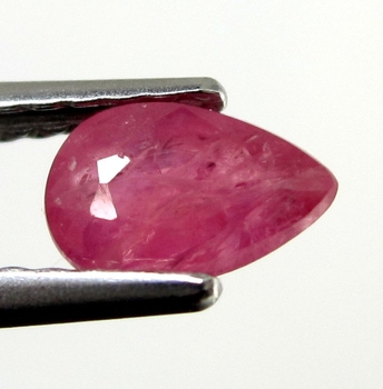 Bra Pris Mycket Fin Rosaaktigt Röd - Purpur Röd Rubin 0,72 carat Dropp Slipad Fin Lyster & Prisvärd Kvalitet från Madagaskar Köp Nu!