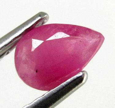 Bra Pris Mycket Fin Rosaaktigt Röd - Purpur Röd Rubin 0,43 carat Dropp Slipad Fin Lyster & Prisvärd Kvalitet från Madagaskar Köp Nu!