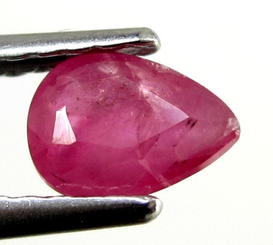 Bra Pris Mycket Fin Rosaaktigt Röd - Purpur Röd Rubin 0,53 carat Dropp Slipad Fin Lyster & Prisvärd Kvalitet från Madagaskar Köp Nu!