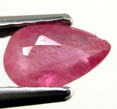 Bra Pris Mycket Fin Rosaaktigt Röd - Purpur Röd Rubin 0,47 carat Dropp Slipad Fin Lyster & Prisvärd Kvalitet från Madagaskar Köp Nu!