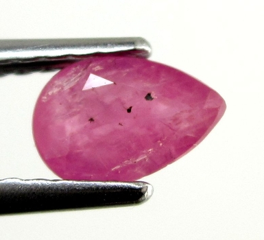 Bra Pris Mycket Fin Rosaaktigt Röd - Purpur Röd Rubin 0,57 carat Dropp Slipad Fin Lyster & Prisvärd Kvalitet från Madagaskar Köp Nu!