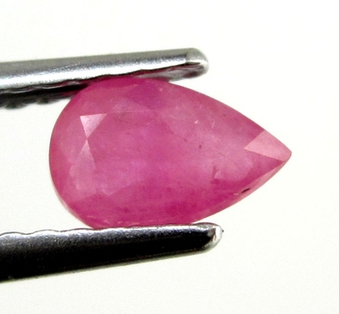 Bra Pris Mycket Fin Rosaaktigt Röd - Purpur Röd Rubin 0,50 carat Dropp Slipad Fin Lyster & Prisvärd Kvalitet från Madagaskar Köp Nu!