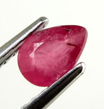 Bra Pris Mycket Fin Rosaaktigt Röd - Purpur Röd Rubin 0,45 carat Dropp Slipad Fin Lyster & Prisvärd Kvalitet från Madagaskar Köp Nu!