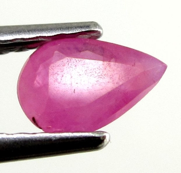 Bra Pris Mycket Fin Rosaaktigt Röd - Purpur Röd Rubin 0,45 carat Dropp Slipad Fin Lyster & Prisvärd Kvalitet från Madagaskar Köp Nu!