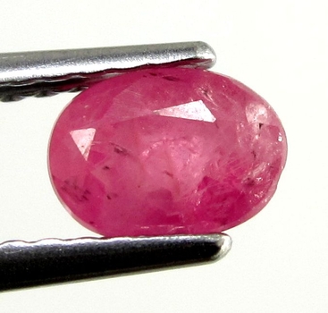Bra Pris Mycket Fin Rosaaktigt Röd - Purpur Röd Rubin 0,61 carat Oval Slipad Fin Lyster & Prisvärd Kvalitet från Madagaskar Köp Nu!