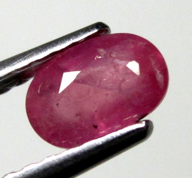 Bra Pris Mycket Fin Rosaaktigt Röd - Purpur Röd Rubin 0,72 carat Oval Slipad Fin Lyster & Prisvärd Kvalitet från Madagaskar Köp Nu!