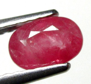Bra Pris Mycket Fin Rosaaktigt Röd - Purpur Röd Rubin 0,72 carat Oval Slipad Fin Lyster & Prisvärd Kvalitet från Madagaskar Köp Nu!