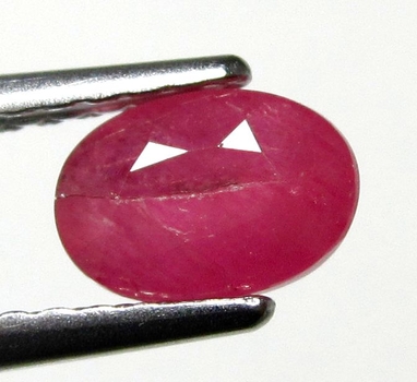 Bra Pris Mycket Fin Rosaaktigt Röd - Purpur Röd Rubin 0,86 carat Oval Slipad Fin Lyster & Prisvärd Kvalitet från Madagaskar Köp Nu!