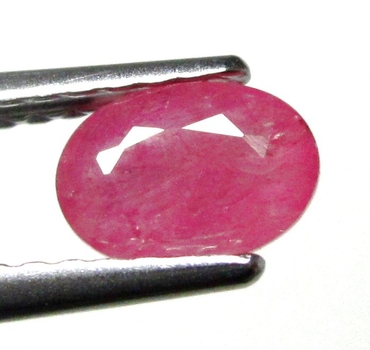 Bra Pris Mycket Fin Rosaaktigt Röd - Purpur Röd Rubin 0,63 carat Oval Slipad Fin Lyster & Prisvärd Kvalitet från Madagaskar Köp Nu!