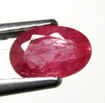 Bra Pris Mycket Fin Rosaaktigt Röd - Purpur Röd Rubin 0,60 carat Oval Slipad Fin Lyster & Prisvärd Kvalitet från Madagaskar Köp Nu!