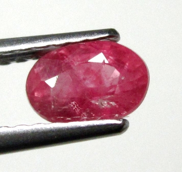 Bra Pris Mycket Fin Rosaaktigt Röd - Purpur Röd Rubin 0,88 carat Oval Slipad Fin Lyster & Prisvärd Kvalitet från Madagaskar Köp Nu!