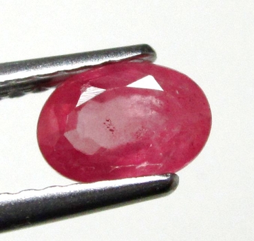 Bra Pris Mycket Fin Rosaaktigt Röd - Purpur Röd Rubin 0,66 carat Oval Slipad Fin Lyster & Prisvärd Kvalitet från Madagaskar Köp Nu!