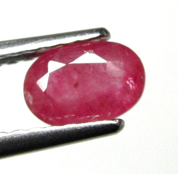 Bra Pris Mycket Fin Rosaaktigt Röd - Purpur Röd Rubin 0,63 carat Oval Slipad Fin Lyster & Prisvärd Kvalitet från Madagaskar Köp Nu!