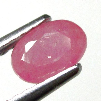 Bra Pris Mycket Fin Rosaaktigt Röd - Purpur Röd Rubin 0,59 carat Oval Slipad Fin Lyster & Prisvärd Kvalitet från Madagaskar Köp Nu!