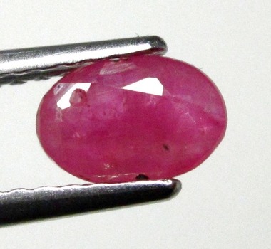 Bra Pris Mycket Fin Rosaaktigt Röd - Purpur Röd Rubin 0,61 carat Oval Slipad Fin Lyster & Prisvärd Kvalitet från Madagaskar Köp Nu!