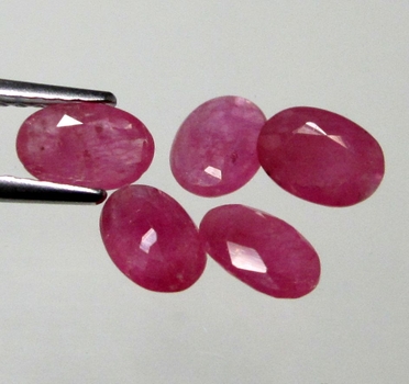 Bra Pris Parti 5 st Mycket Fin Rosaaktigt Röd - Purpur Röd Rubin 2,47 carat Oval Slipad Fin Lyster & Prisvärd Kvalitet från Madagaskar Köp Nu!