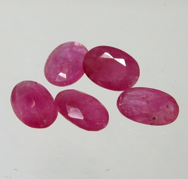 Bra Pris Parti 5 st Mycket Fin Rosaaktigt Röd - Purpur Röd Rubin 2,22 carat Oval Slipad Fin Lyster & Prisvärd Kvalitet från Madagaskar Köp Nu!