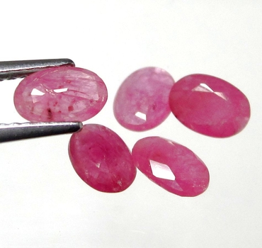 Bra Pris Parti 5 st Mycket Fin Rosaaktigt Röd - Purpur Röd Rubin 2,26 carat Oval Slipad Fin Lyster & Prisvärd Kvalitet från Madagaskar Köp Nu!