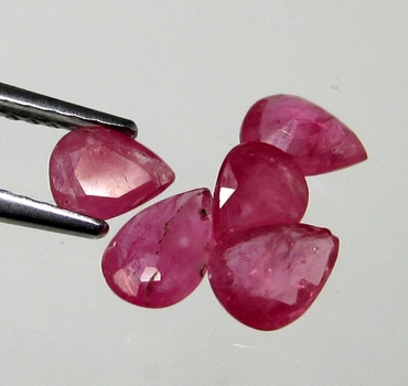 Bra Pris Parti 5 st Mycket Fin Rosaaktigt Röd - Purpur Röd Rubin 1,90 carat Dropp Slipad Fin Lyster & Prisvärd Kvalitet från Madagaskar Köp Nu!