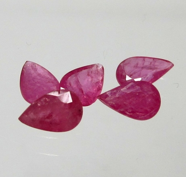 Bra Pris Parti 5 st Mycket Fin Rosaaktigt Röd - Purpur Röd Rubin 1,67 carat Dropp Slipad Fin Lyster & Prisvärd Kvalitet från Madagaskar Köp Nu!