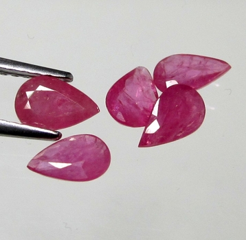 Bra Pris Parti 5 st Mycket Fin Rosaaktigt Röd - Purpur Röd Rubin 1,98 carat Dropp Slipad Fin Lyster & Prisvärd Kvalitet från Madagaskar Köp Nu!