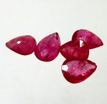 Bra Pris Parti 5 st Mycket Fin Rosaaktigt Röd - Purpur Röd Rubin 1,86 carat Dropp Slipad Fin Lyster & Prisvärd Kvalitet från Madagaskar Köp Nu!