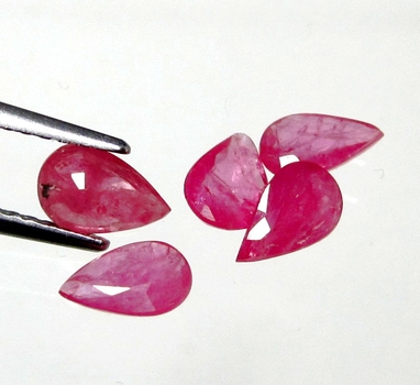 Bra Pris Parti 5 st Mycket Fin Rosaaktigt Röd - Purpur Röd Rubin 2,21 carat Dropp Slipad Fin Lyster & Prisvärd Kvalitet från Madagaskar Köp Nu!