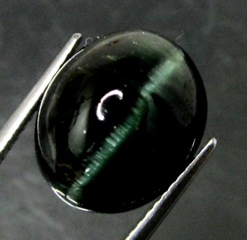 Bra Pris Sällsynt Grönaktigt Blå Indigolit (Turmalin) Kattöga 9,18 carat Oval Cabochon Skarpt Öga från Mozambique Köp Nu!