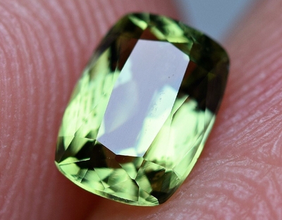 Bra Pris Sällsynt Mycket Fin Tashmarin Grön Diopsid 0,95 carat Kudd Slipning Bra Kvalitet & Lyster från Pakistan Köp Nu!