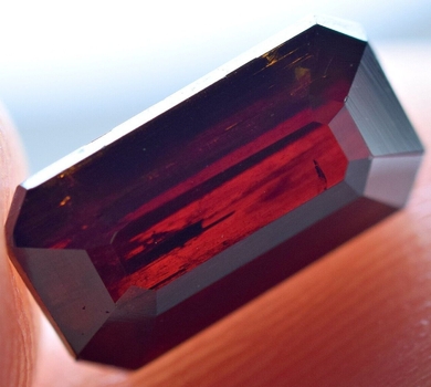 Bra Pris Super Sällsynt Mörk Rödbrun Rutil 5,65 carat Oktagon Slipad Spännande Samlarsten från Pakistan Köp Nu!