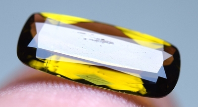 Bra Pris Supersällsynt Mycket Bra Kvalitet Klinozoisit 1,29 carat Kudd Slipad Bra Transparans & Färg från Pakistan Köp Nu!