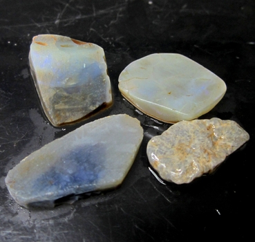 Bra Pris Parti 4 st Rå Oslipad Fin Solid Opal 28,23 carat Naturlig Kristall/Bit Bra Lyster & Kvalitet från Lightning Ridge Australien Köp Nu!