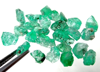 Bra Pris Parti 25 st Rå Oslipad Mycket Sällsynt Intensiv Blåaktigt Grön Smargad Kristall 10,72 carat Naturlig Kristall Transparent från Colombia Köp Nu!