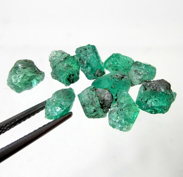 Bra Pris Parti 10 st Rå Oslipad Mycket Sällsynt Intensiv Blåaktigt Grön Smargad Kristall 7,09 carat Naturlig Kristall Transparent från Colombia Köp Nu!