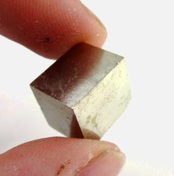 Bra Pris Mycket Intressant Samlarobjekt Pyrit (Svavelkis) 7,72 gram Naturlig Kubisk Kristall från Navajun, La Rioja, Spanien Köp Nu! 