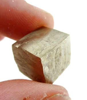 Bra Pris Mycket Intressant Samlarobjekt Pyrit (Svavelkis) 9,37 gram Naturlig Kubisk Kristall från Navajun, La Rioja, Spanien Köp Nu! 