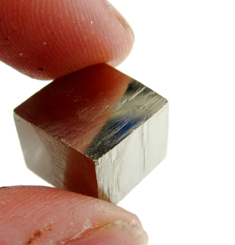 Bra Pris Mycket Intressant Samlarobjekt Pyrit (Svavelkis) 7,32 gram Naturlig Kubisk Kristall från Navajun, La Rioja, Spanien Köp Nu! 