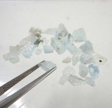 Bra Pris Parti 25 st Mycket Fin Obehandlad Akvamarin 14,94 carat Naturlig Kristall Mindre Storlek Transparent från Skardu Pakistan Köp Nu!