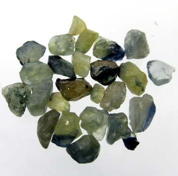Bra Pris Parti 25 st Mycket Fin Rå Oslipad Gulaktigt Grön-Grön Blå Vit Safir 17,09 carat Naturliga Kristaller Bra Färg & Kvalitet från Afrika Köp Nu!